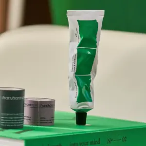 pirkti HARUHARU WONDER Black Bamboo Nourishing Calming Hand & Nail Cream kaina